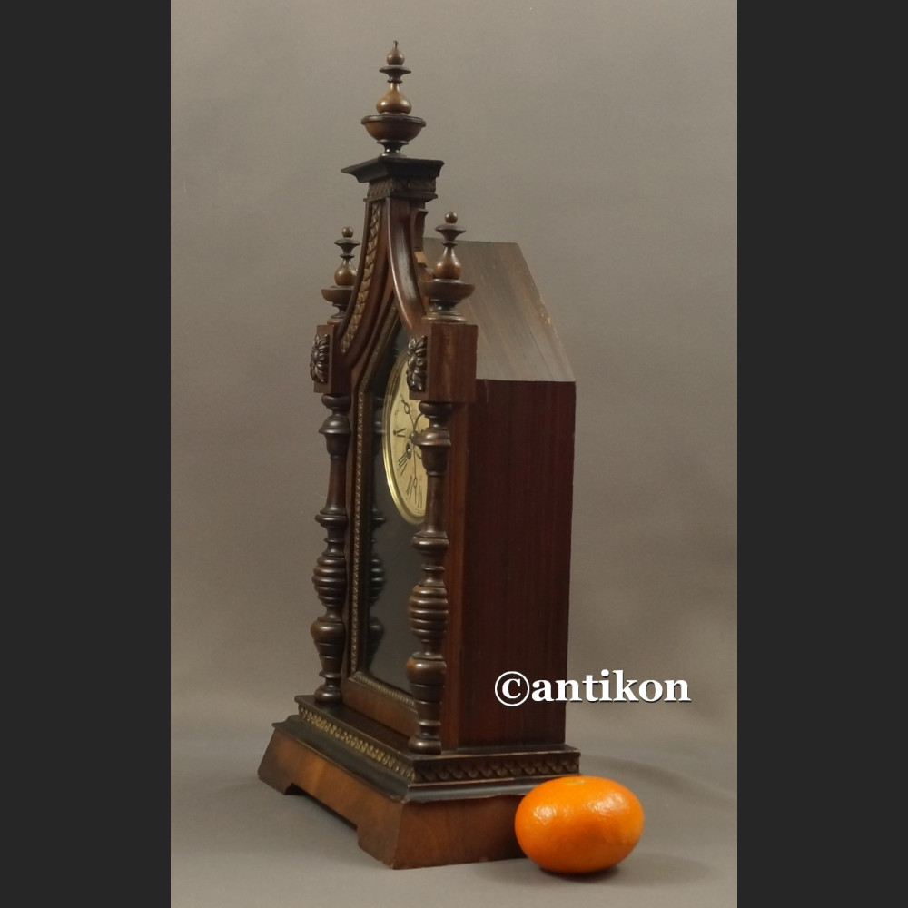 Stary duży zegar w drewnianej skrzyni kapliczkowy