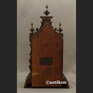 Stary duży zegar w drewnianej skrzyni kapliczkowy