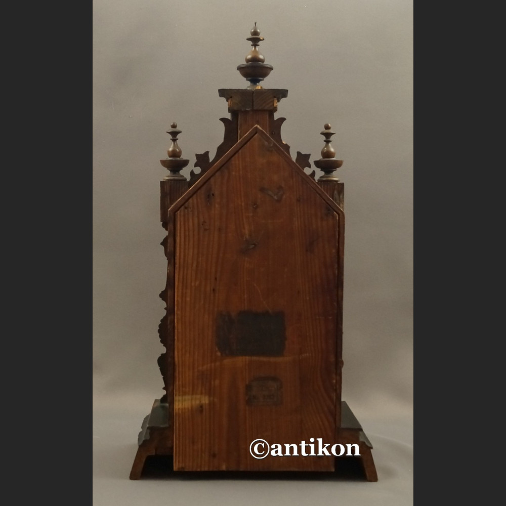 Stary duży zegar w drewnianej skrzyni kapliczkowy