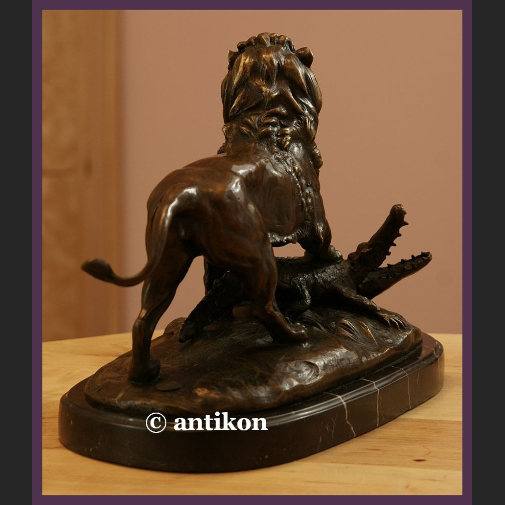 SALONOWY BRĄZ LEW WALCZĄCY Z KROKODYLEM SYGNOWANA RZEŹBA SALONOWY BRĄZ LEW WALCZĄCY Z KROKODYLEM SYGNOWANA RZEŹBA