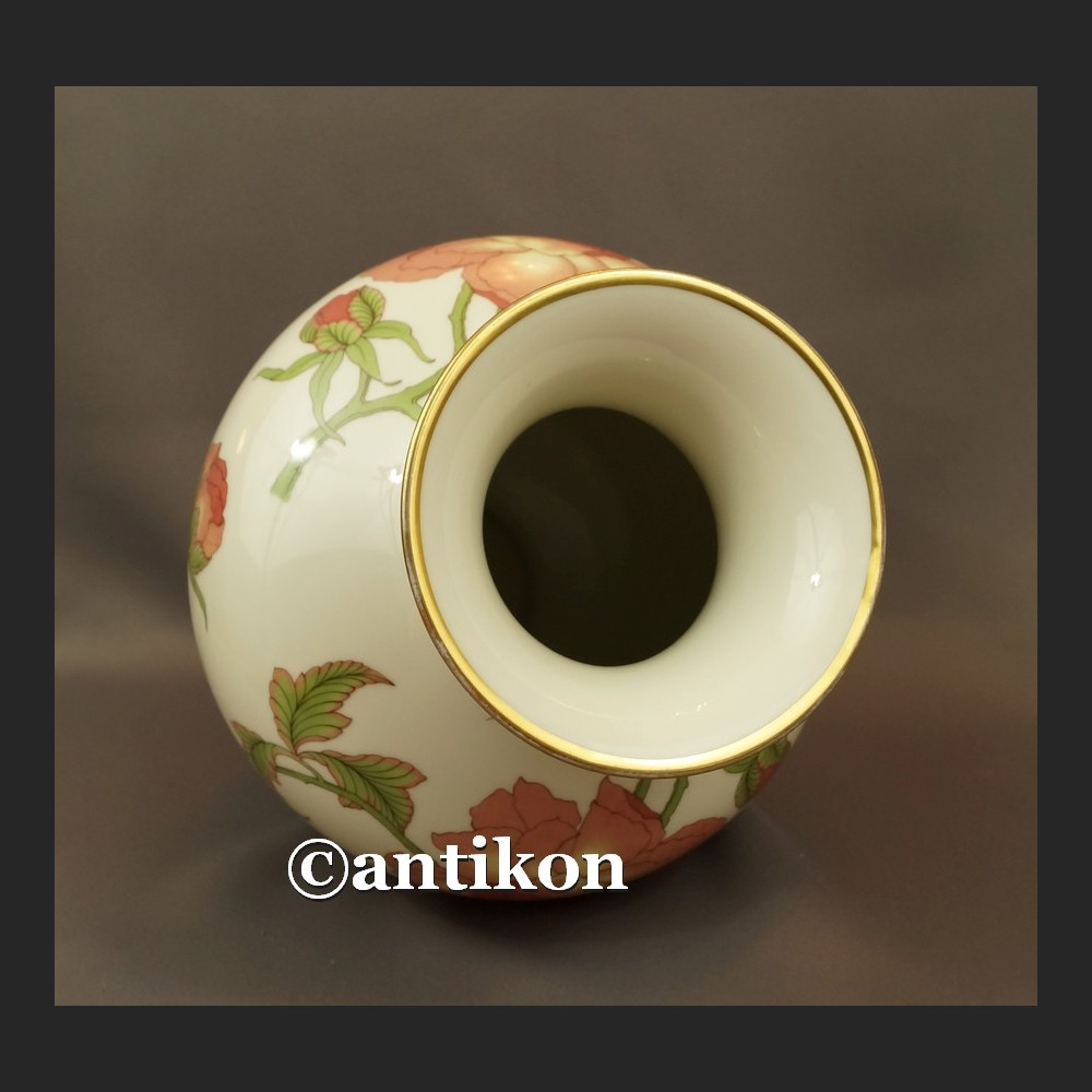 Wazon Rosenthal wielki biały z różami cudowny wzór Rigoletto ok. 1940 r. Wazon Rosenthal wielki biały z różami cudowny wzór Rigoletto ok. 1940 r.