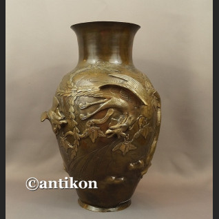 Waza z brązu sygnowana Chiny antyk z XIX w Waza z brązu sygnowana Chiny antyk z XIX w