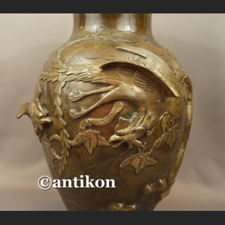 Waza z brązu sygnowana Chiny antyk z XIX w Waza z brązu sygnowana Chiny antyk z XIX w