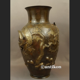 Waza z brązu sygnowana Chiny antyk z XIX w Waza z brązu sygnowana Chiny antyk z XIX w