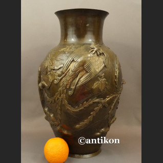 Waza z brązu sygnowana Chiny antyk z XIX w Waza z brązu sygnowana Chiny antyk z XIX w