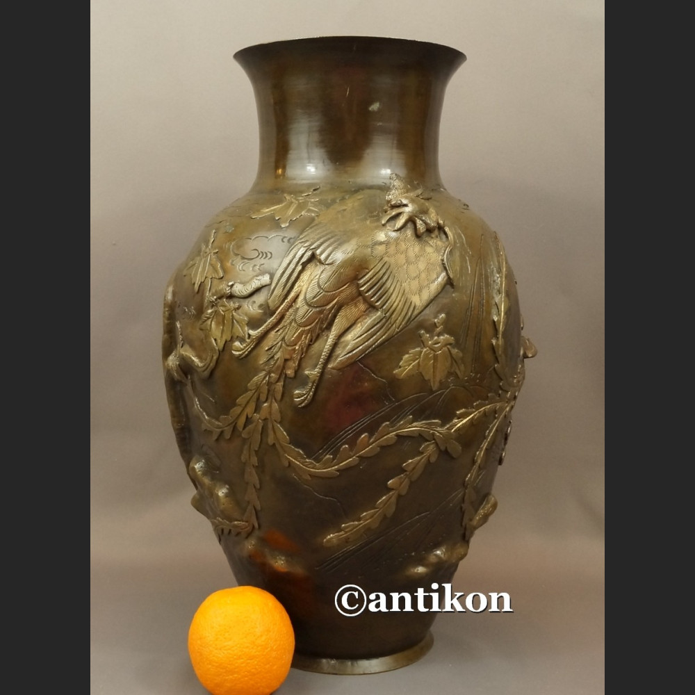 Waza z brązu sygnowana Chiny antyk z XIX w Waza z brązu sygnowana Chiny antyk z XIX w