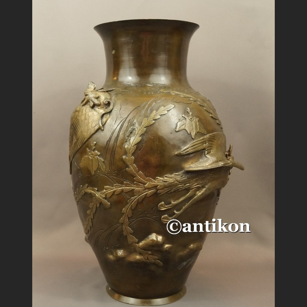 Waza z brązu sygnowana Chiny antyk z XIX w Waza z brązu sygnowana Chiny antyk z XIX w