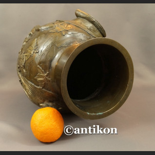 Waza z brązu sygnowana Chiny antyk z XIX w Waza z brązu sygnowana Chiny antyk z XIX w