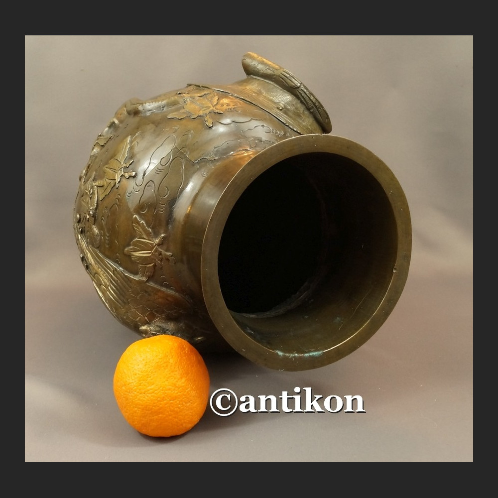 Waza z brązu sygnowana Chiny antyk z XIX w Waza z brązu sygnowana Chiny antyk z XIX w