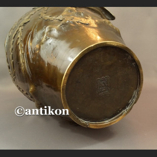 Waza z brązu sygnowana Chiny antyk z XIX w Waza z brązu sygnowana Chiny antyk z XIX w