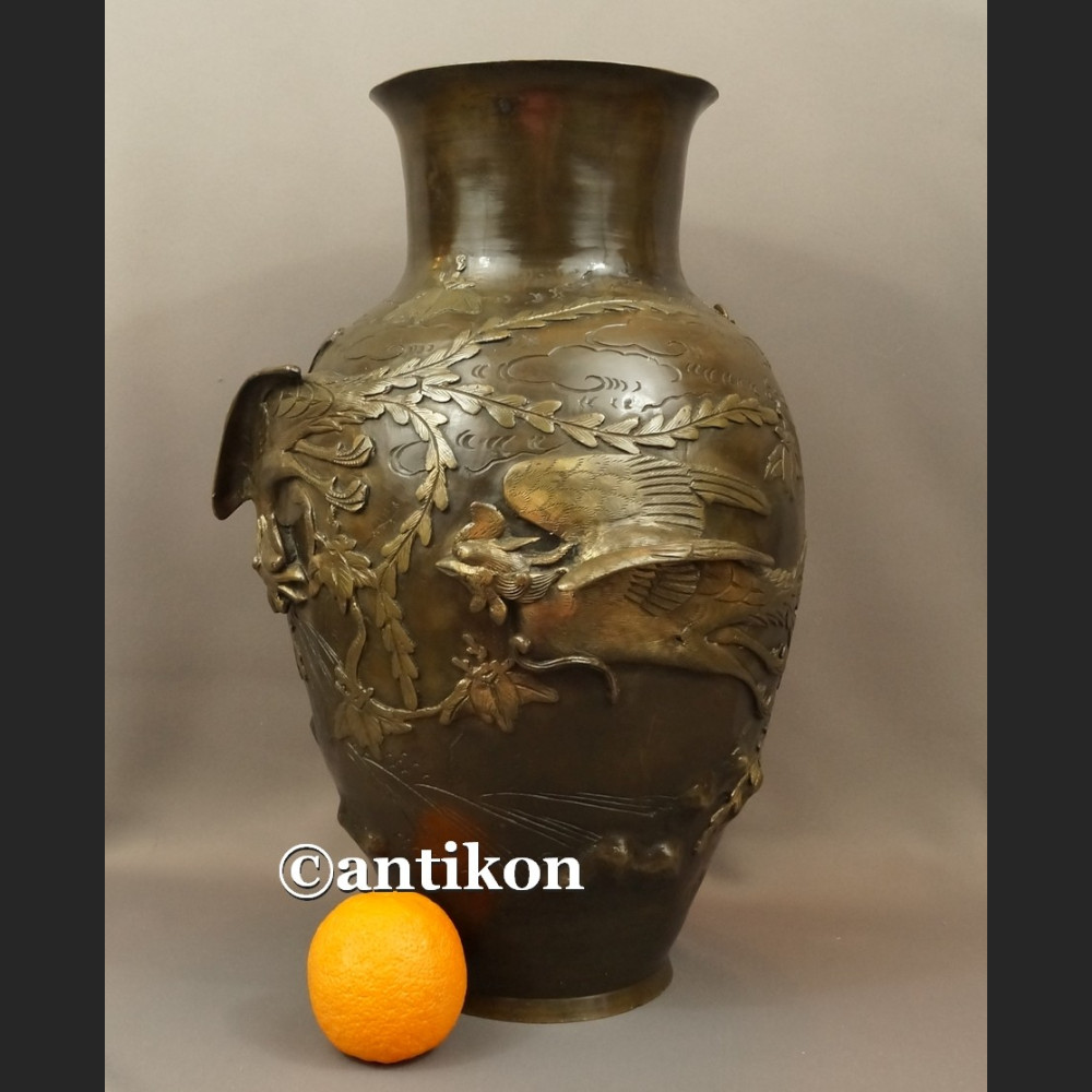 Waza z brązu sygnowana Chiny antyk z XIX w nr 2 Waza z brązu sygnowana Chiny antyk z XIX w nr 2