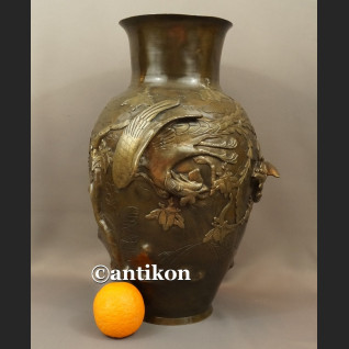 Waza z brązu sygnowana Chiny antyk z XIX w nr 2 Waza z brązu sygnowana Chiny antyk z XIX w nr 2