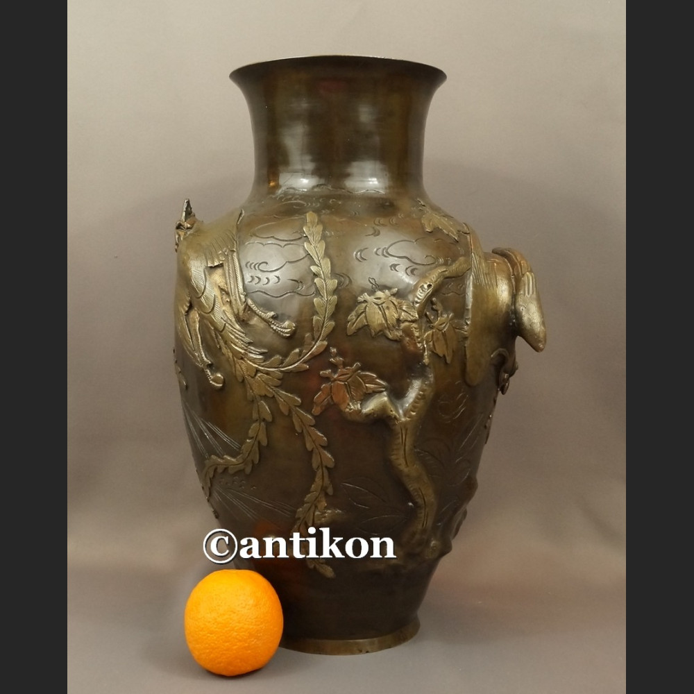 Waza z brązu sygnowana Chiny antyk z XIX w nr 2 Waza z brązu sygnowana Chiny antyk z XIX w nr 2