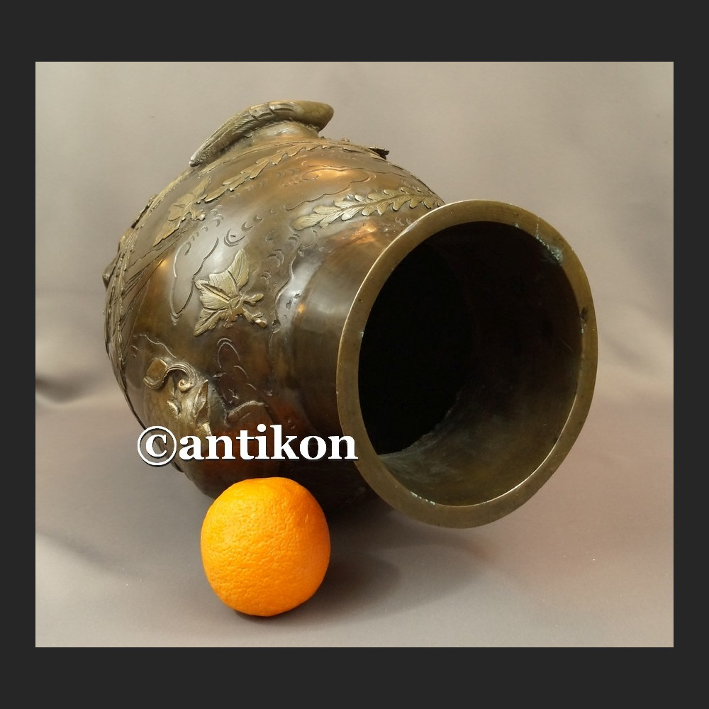 Waza z brązu sygnowana Chiny antyk z XIX w nr 2 Waza z brązu sygnowana Chiny antyk z XIX w nr 2