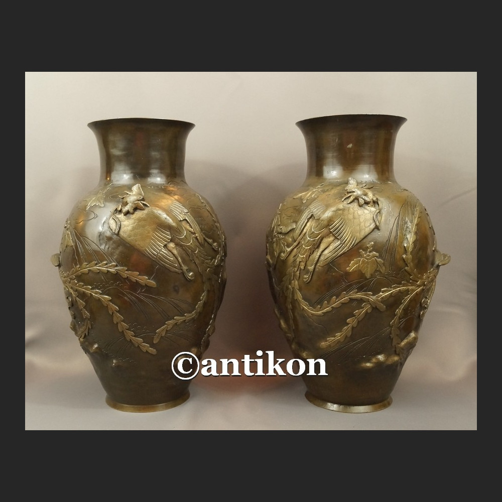 Waza z brązu sygnowana Chiny antyk z XIX w Waza z brązu sygnowana Chiny antyk z XIX w