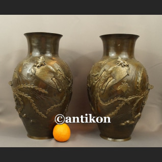 Waza z brązu sygnowana Chiny antyk z XIX w Waza z brązu sygnowana Chiny antyk z XIX w