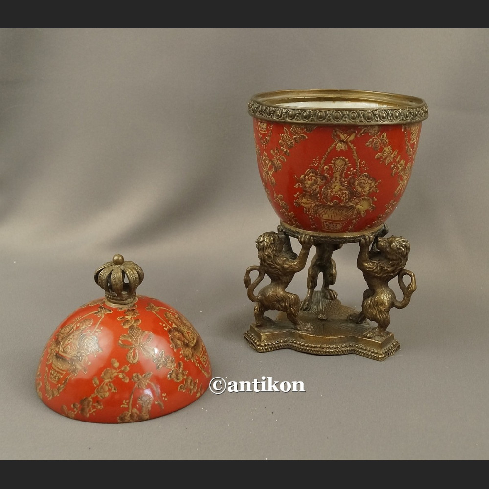 Carskie jajo szkatuła z lwami 