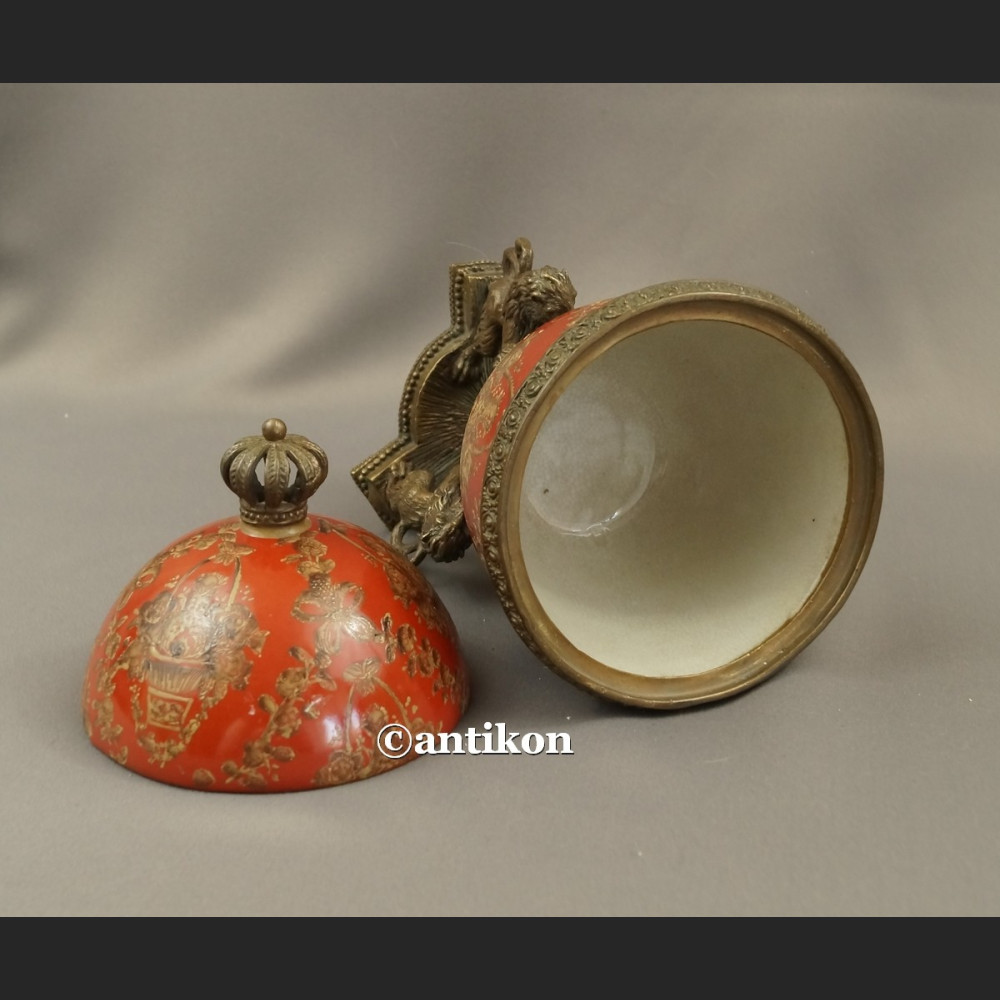 Carskie jajo szkatuła z lwami 