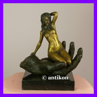 Kultowy akt Kobieta na dłoni sygnowany brąz okazała rzeźba 