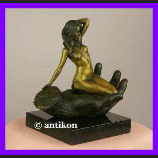 Kultowy akt Kobieta na dłoni sygnowany brąz okazała rzeźba  Kultowy akt Kobieta na dłoni sygnowany brąz okazała rzeźba