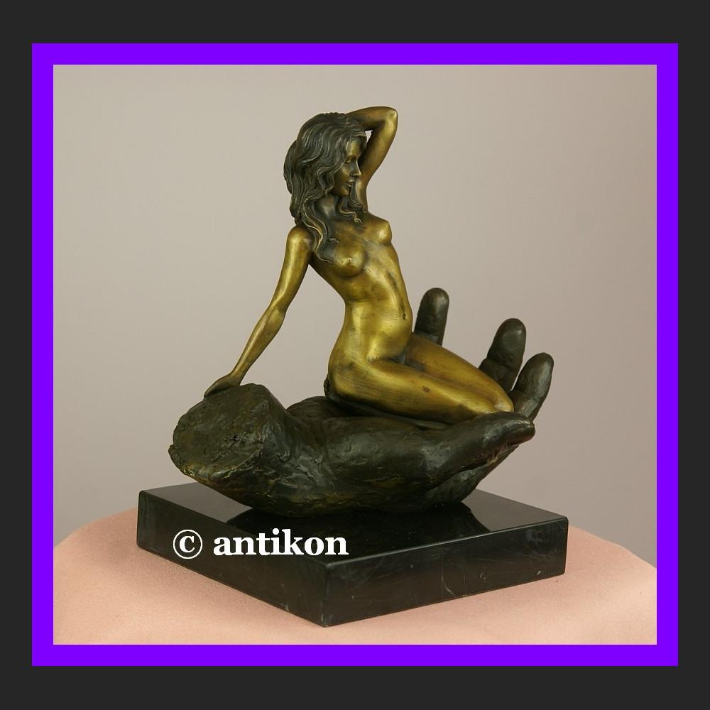 Kultowy akt Kobieta na dłoni sygnowany brąz okazała rzeźba  Kultowy akt Kobieta na dłoni sygnowany brąz okazała rzeźba