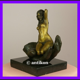 Kultowy akt Kobieta na dłoni sygnowany brąz okazała rzeźba  Kultowy akt Kobieta na dłoni sygnowany brąz okazała rzeźba