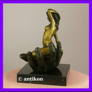 Kultowy akt Kobieta na dłoni sygnowany brąz okazała rzeźba  Kultowy akt Kobieta na dłoni sygnowany brąz okazała rzeźba