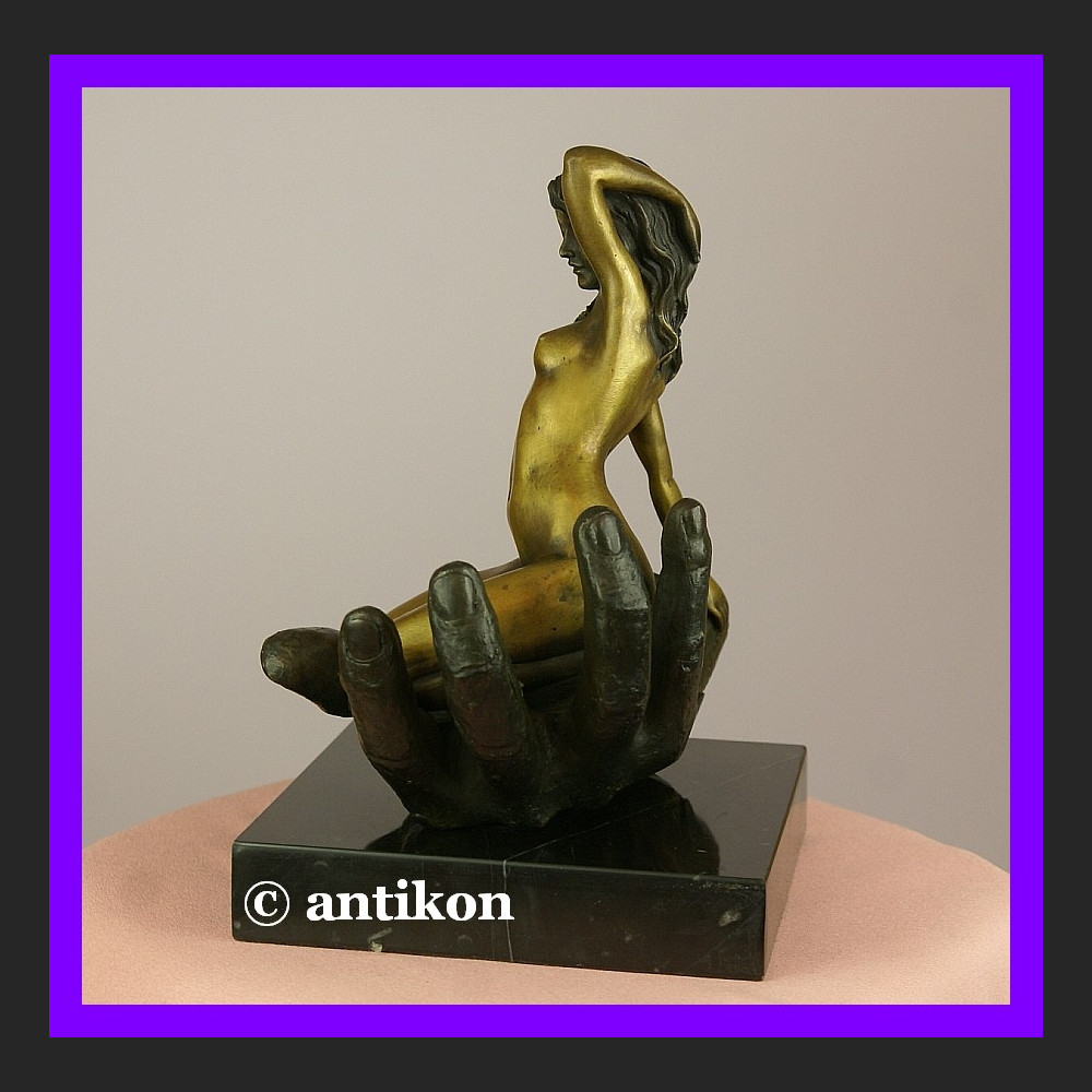 Kultowy akt Kobieta na dłoni sygnowany brąz okazała rzeźba  Kultowy akt Kobieta na dłoni sygnowany brąz okazała rzeźba