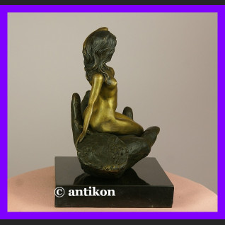 Kultowy akt Kobieta na dłoni sygnowany brąz okazała rzeźba  Kultowy akt Kobieta na dłoni sygnowany brąz okazała rzeźba