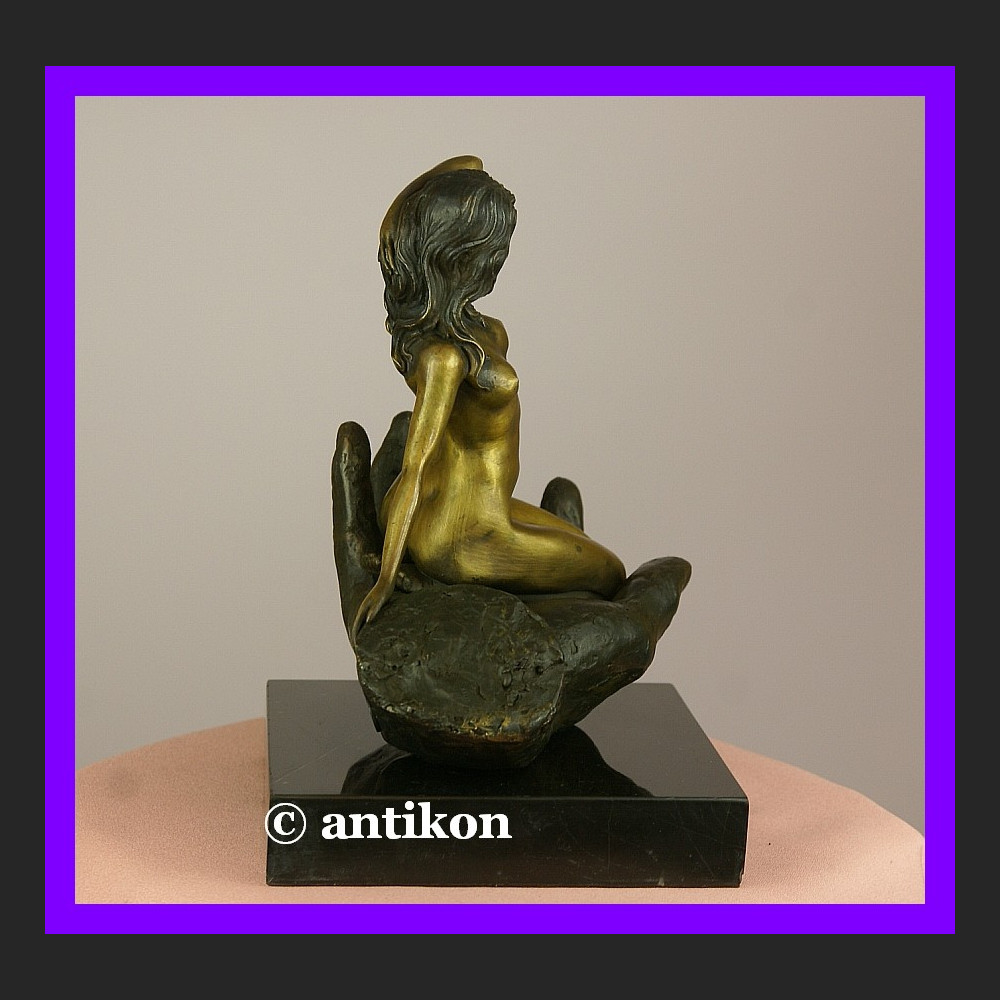 Kultowy akt Kobieta na dłoni sygnowany brąz okazała rzeźba  Kultowy akt Kobieta na dłoni sygnowany brąz okazała rzeźba