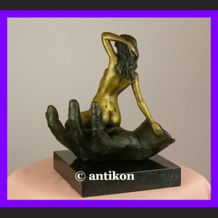 Kultowy akt Kobieta na dłoni sygnowany brąz okazała rzeźba  Kultowy akt Kobieta na dłoni sygnowany brąz okazała rzeźba