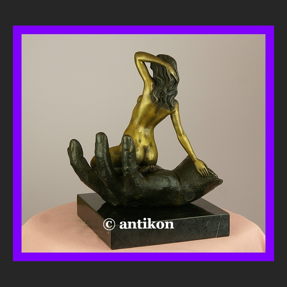 Kultowy akt Kobieta na dłoni sygnowany brąz okazała rzeźba  Kultowy akt Kobieta na dłoni sygnowany brąz okazała rzeźba