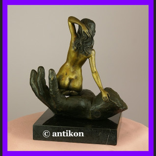 Kultowy akt Kobieta na dłoni sygnowany brąz okazała rzeźba  Kultowy akt Kobieta na dłoni sygnowany brąz okazała rzeźba