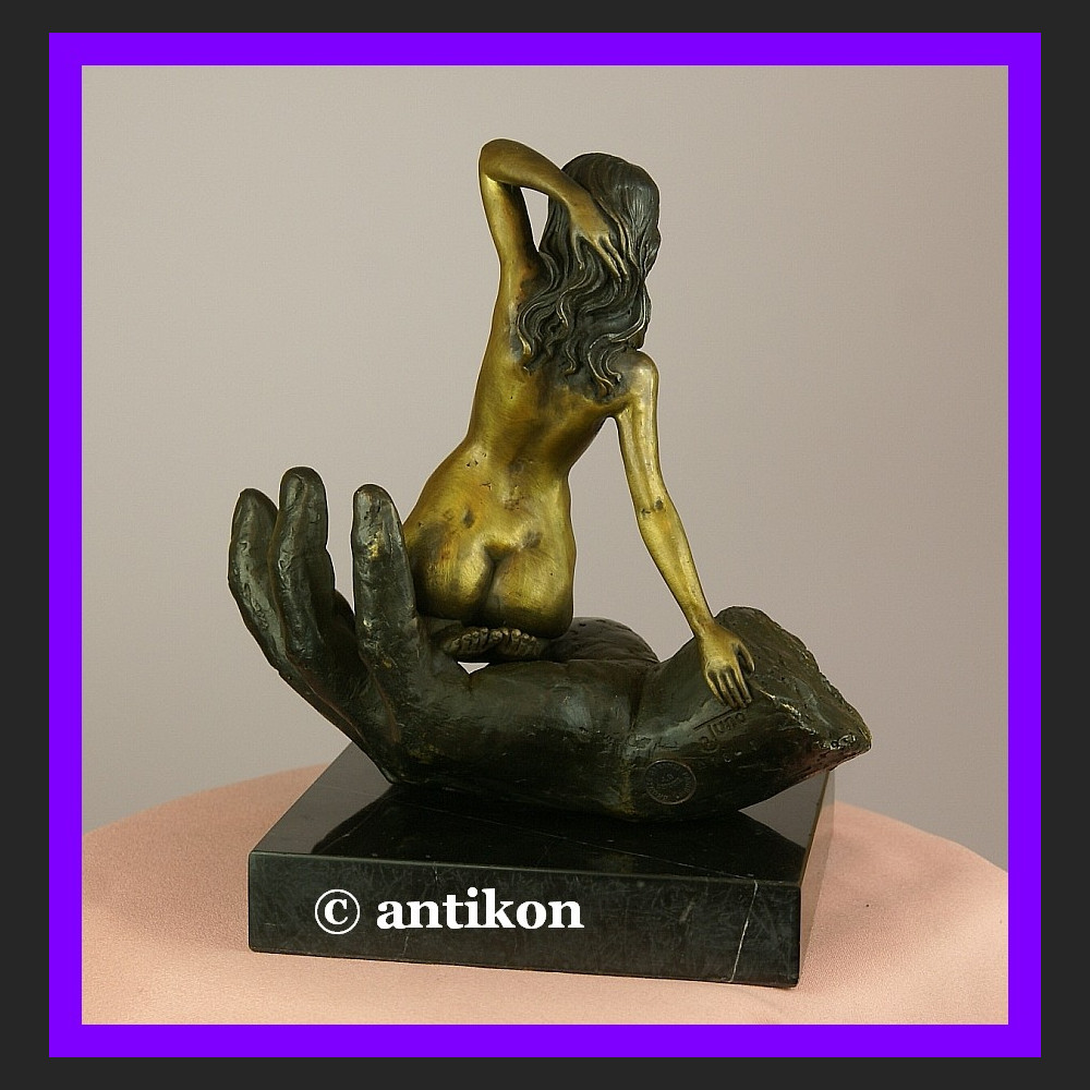 Kultowy akt Kobieta na dłoni sygnowany brąz okazała rzeźba  Kultowy akt Kobieta na dłoni sygnowany brąz okazała rzeźba