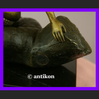 Kultowy akt Kobieta na dłoni sygnowany brąz okazała rzeźba  Kultowy akt Kobieta na dłoni sygnowany brąz okazała rzeźba