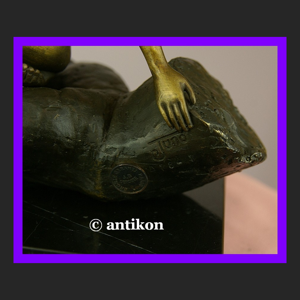 Kultowy akt Kobieta na dłoni sygnowany brąz okazała rzeźba  Kultowy akt Kobieta na dłoni sygnowany brąz okazała rzeźba