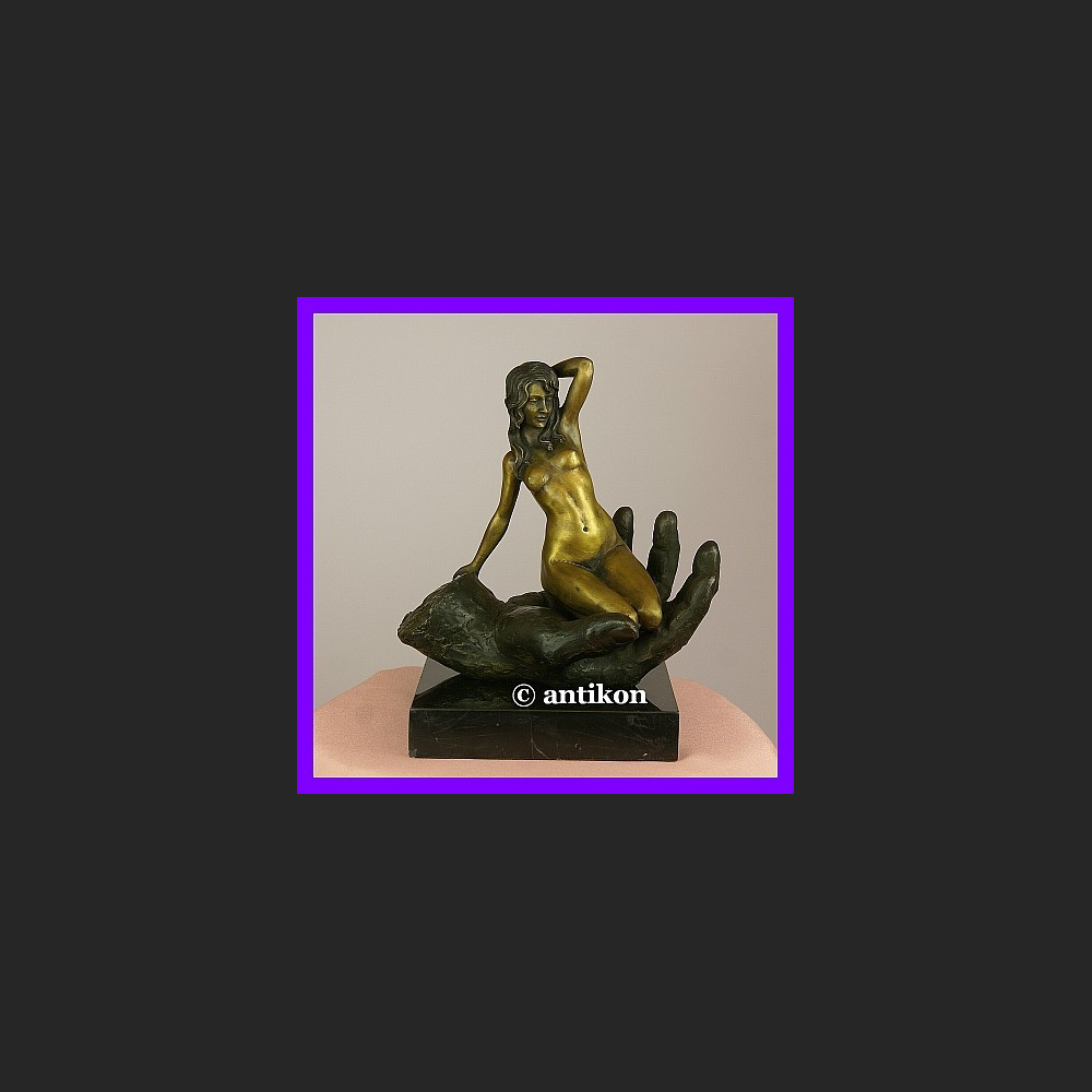 Kultowy akt Kobieta na dłoni sygnowany brąz okazała rzeźba  Kultowy akt Kobieta na dłoni sygnowany brąz okazała rzeźba