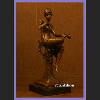 ŚLICZNA DZIEWCZYNA Z PTASZKIEM BRĄZ SECESJA