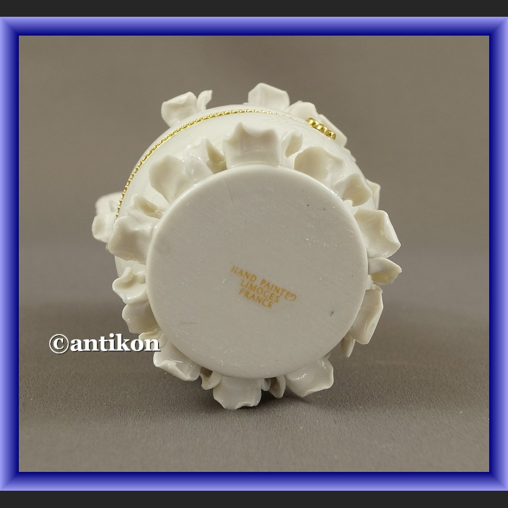 Szkatułka aniołek porcelanowa z różami Szkatułka aniołek porcelanowa z różami