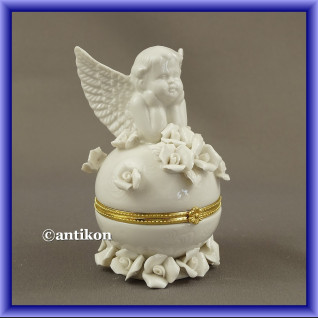 Szkatułka aniołek porcelanowa z różami Szkatułka aniołek porcelanowa z różami