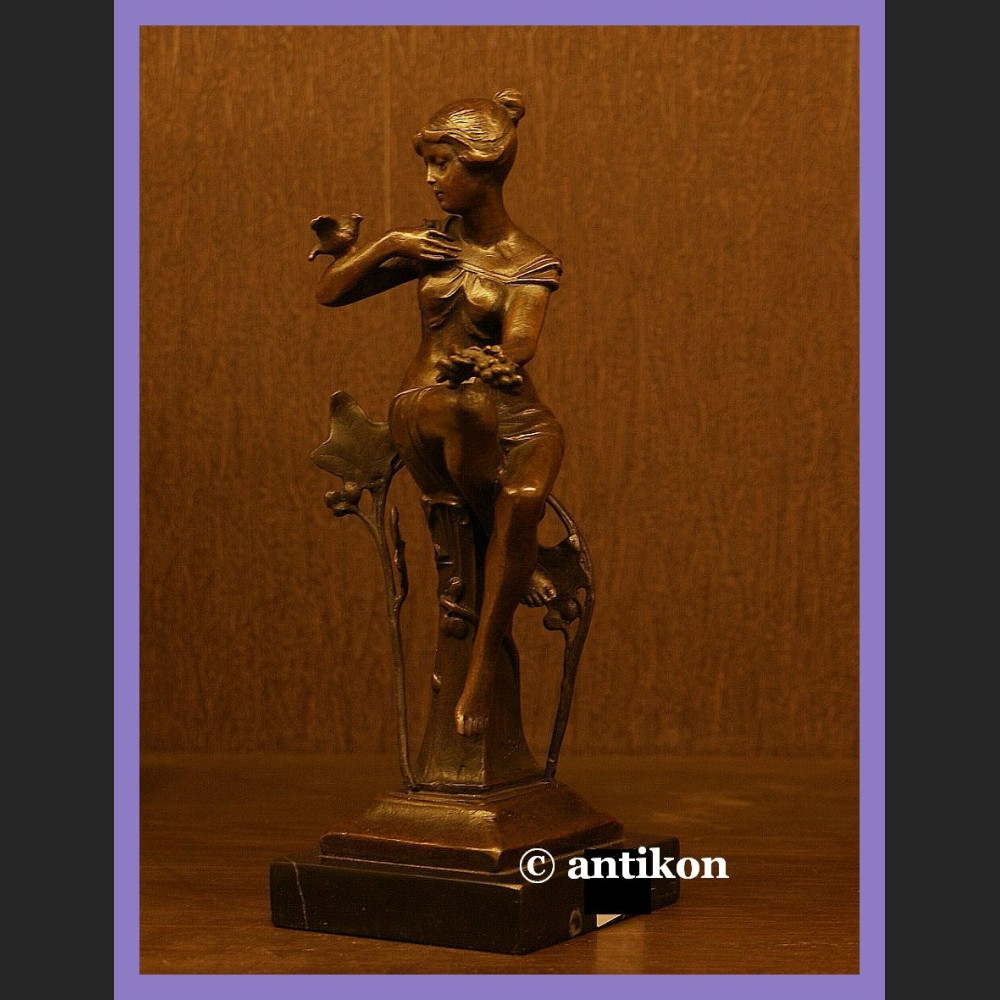 ŚLICZNA DZIEWCZYNA Z PTASZKIEM BRĄZ SECESJA