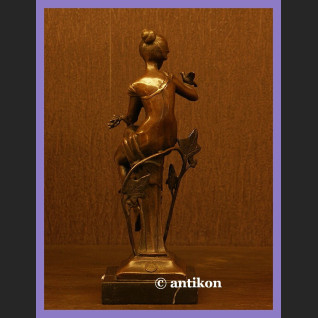 ŚLICZNA DZIEWCZYNA Z PTASZKIEM BRĄZ SECESJA