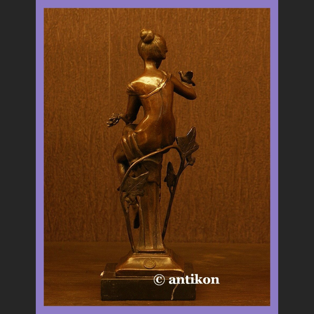 ŚLICZNA DZIEWCZYNA Z PTASZKIEM BRĄZ SECESJA