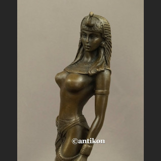 Śliczna Kleopatra z dzikim kotem rzeźba z brązu drapieżny akt