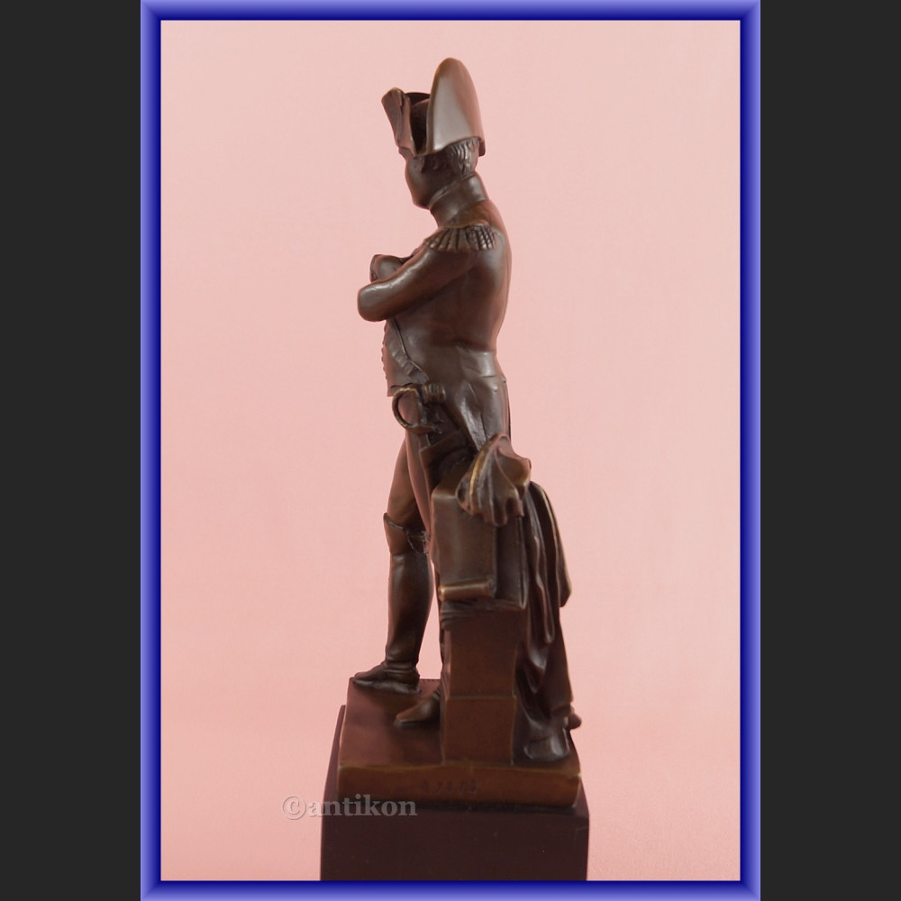 Rzeźba z brązu figura Napoleona sygnowana Rzeźba z brązu figura Napoleona sygnowana