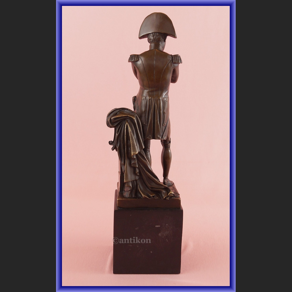 Rzeźba z brązu figura Napoleona sygnowana Rzeźba z brązu figura Napoleona sygnowana
