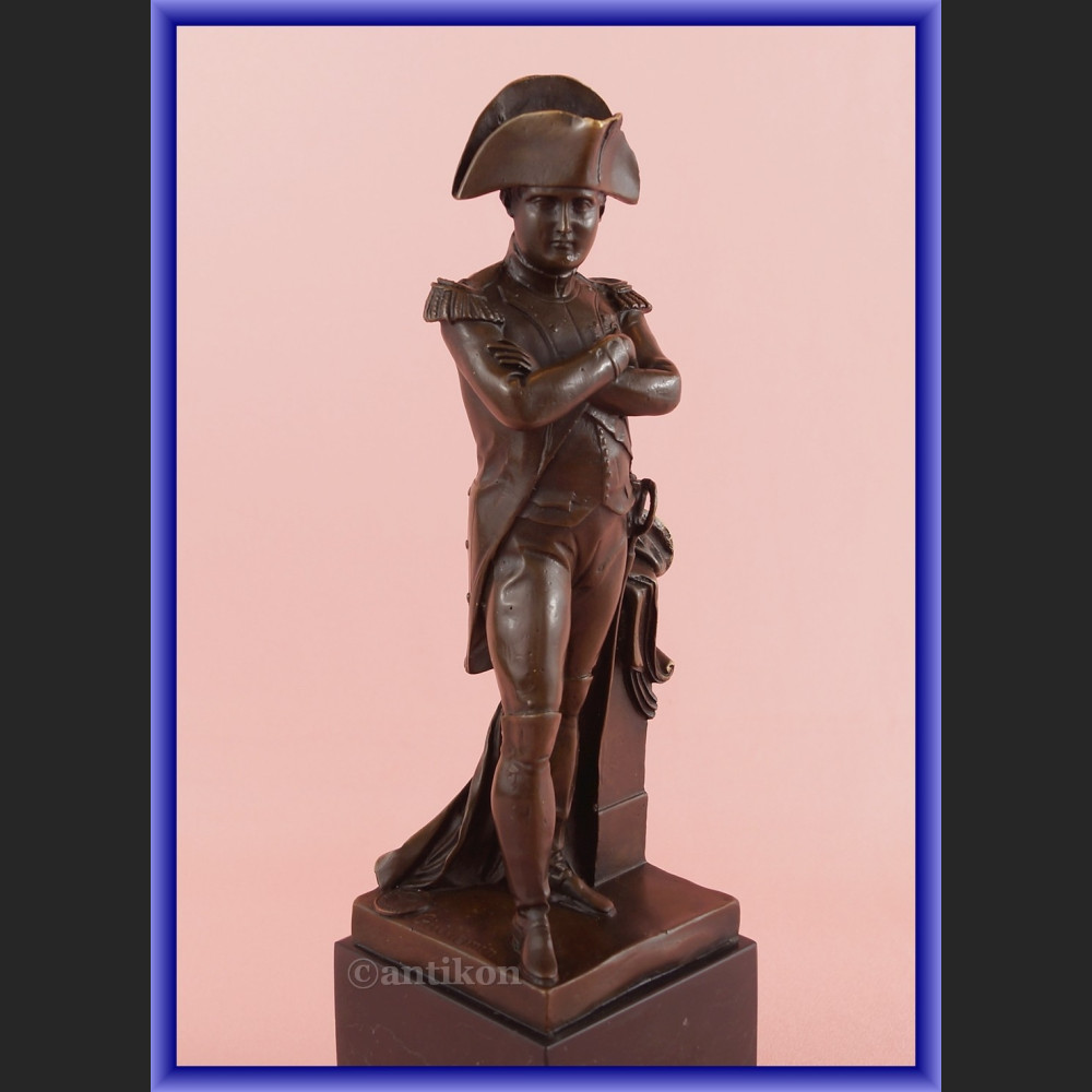 Rzeźba z brązu figura Napoleona sygnowana Rzeźba z brązu figura Napoleona sygnowana