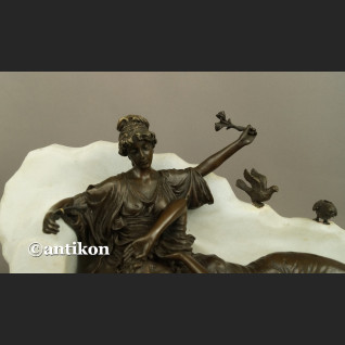 Kominkowa rzeźba dwie kobiety urocze ptaszki brąz i marmur 