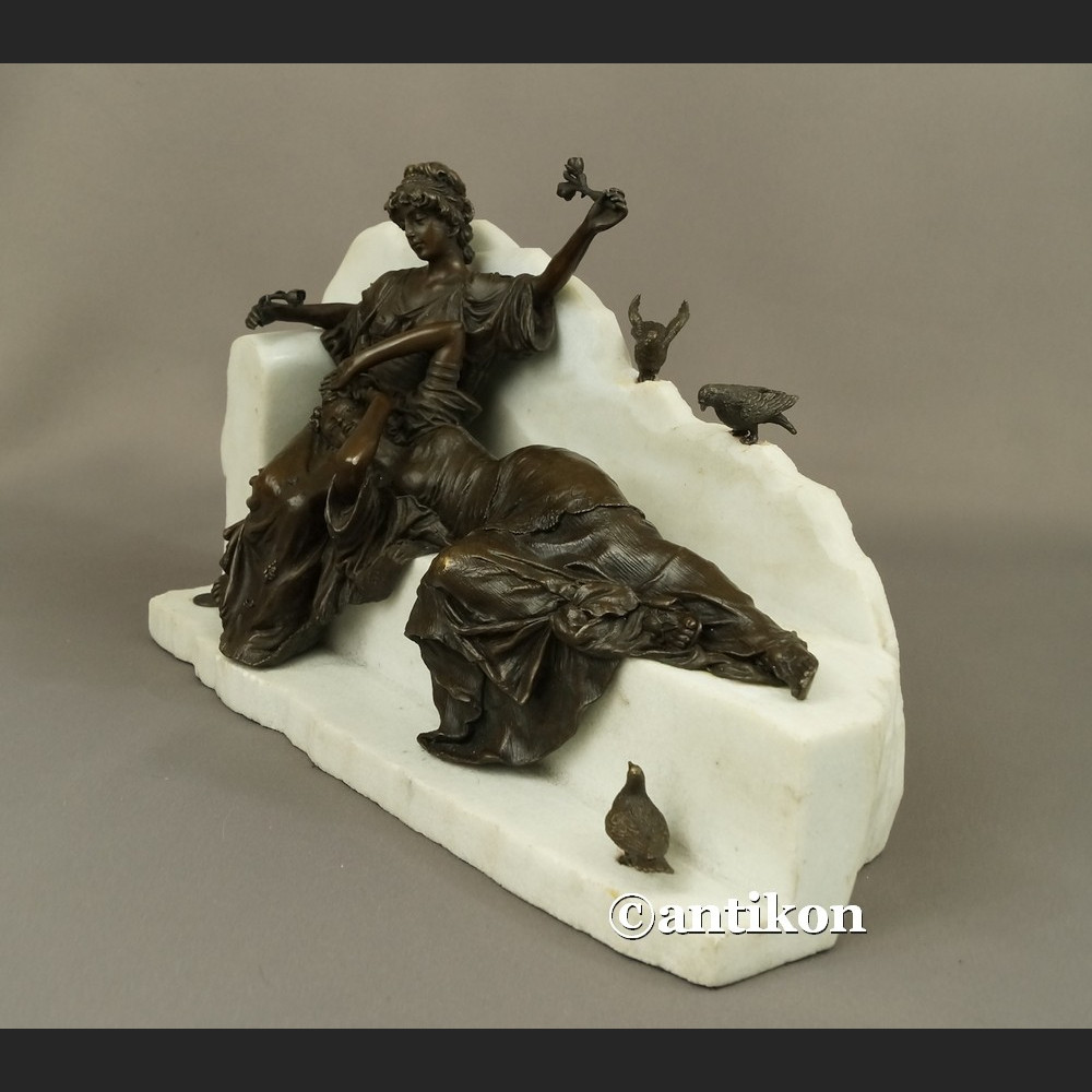 Kominkowa rzeźba dwie kobiety urocze ptaszki brąz i marmur 