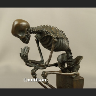 Figurka z brązu kościotrup myśliciel duży Figurka z brązu kościotrup myśliciel duży